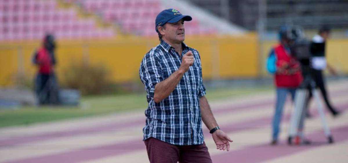 El director t&eacute;cnico de El Nacional, Eduardo Favaro, el domingo pasado, durante la victoria de su equipo frente a Delf&iacute;n en el estadio Ol&iacute;mpico Atahualpa.