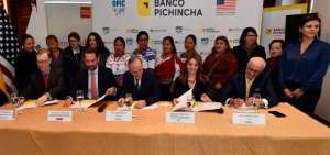Banco ecuatoriano firma alianza para ampliar pr&eacute;stamos a mujeres