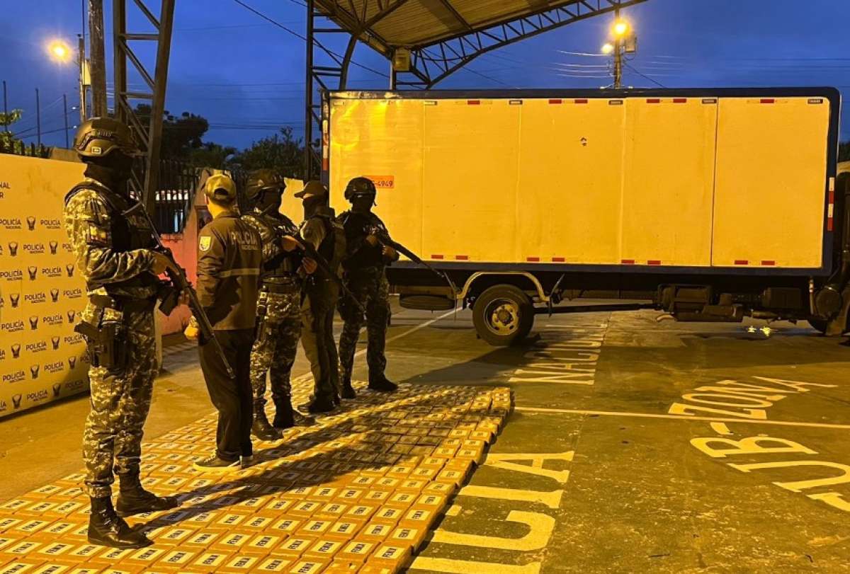 A través de la ejecución de operativos, la Policía Nacional incautó 300 kilos de clorhidrato de cocaína que eran transportados en un vehículo tipo camión.
