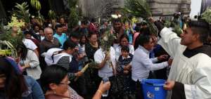 En la plaza, un ambiente festivo en el que los participantes cantaron salmos y entonaron haleluyas para alabar la llegada de Jes&uacute;s y reafirmar su fe, en una jornada religiosa que seguir&aacute; a lo largo de todo el d&iacute;a con misas y ceremonias religiosas en los principales templos e iglesias