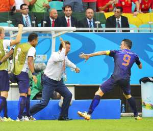 Louis Van Gaal (i.) celebra el primer gol de Holanda con Robin Van Persie. Foto: Agencia