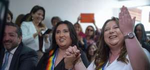Gabriela Correa (i) y Pamela Troya fue la primera pareja de lesbianas a la que el Registro Civil en 2013 le neg&oacute; su derecho a casarse.