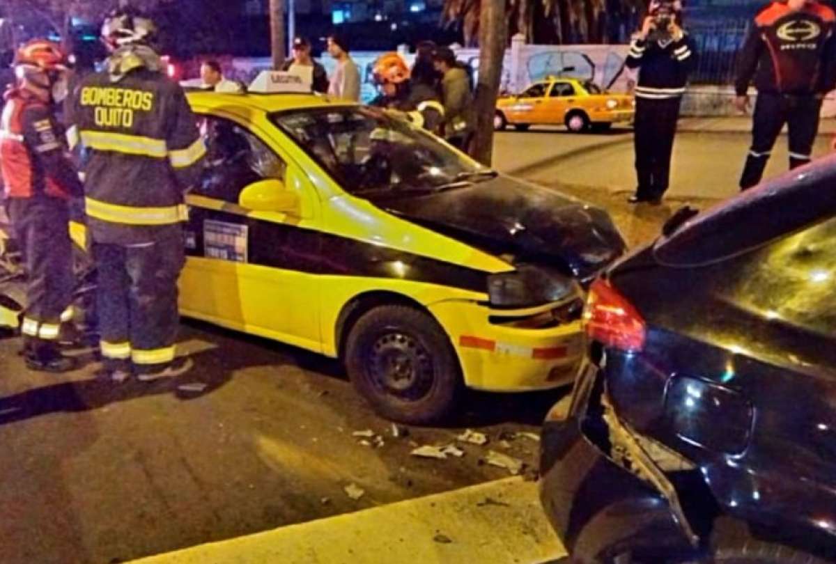 Un taxi y un vehículo tipo sedán colisionaron al norte de Quito. 