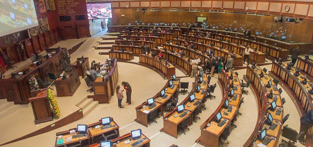 La mayor&iacute;a de legisladores no acudi&oacute; al pleno para la votaci&oacute;n del C&oacute;digo; luego la sesi&oacute;n fue suspendida.