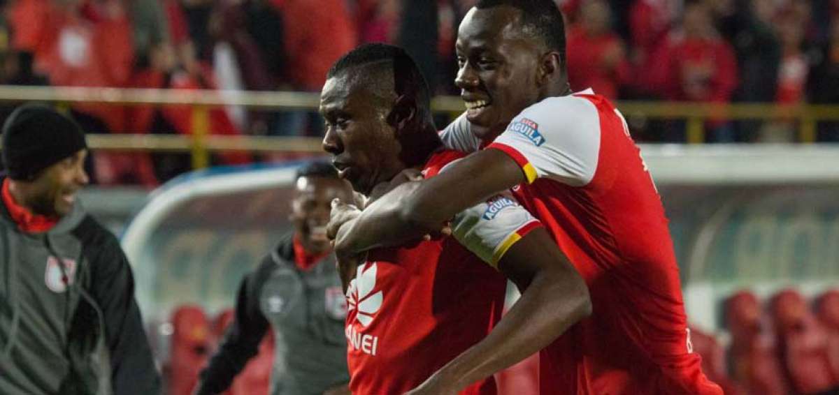 H&eacute;ctor Urrego (izq.) celebra uno de los tantos con los que el Santa Fe de Bogot&aacute; venci&oacute; a Jaguares de C&oacute;rdoba, en la primera divisi&oacute;n de Colombia.
