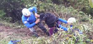 Siete personas que cayeron a un barranco fueron rescatadas en Pichincha