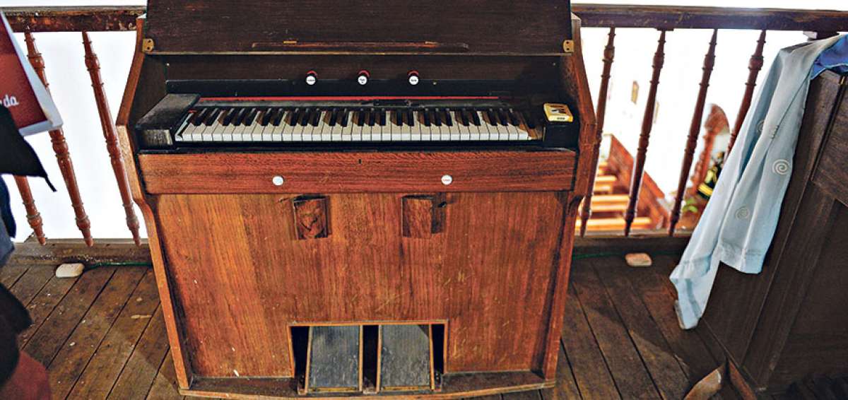 Un melodio que est&aacute; funcional reposa en el coro de la Iglesia de San Francisco, en el centro de Otavalo.   