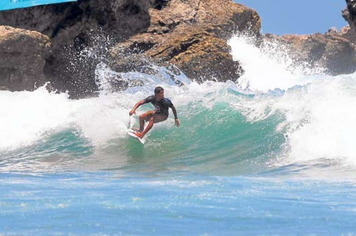 El surfista Esn&aacute;ider Parrales sigue demostrando su calidad sobre la tabla y con una destacada actuaci&oacute;n pas&oacute;  la cuarta ronda del repechaje. Foto: Cortes&iacute;a