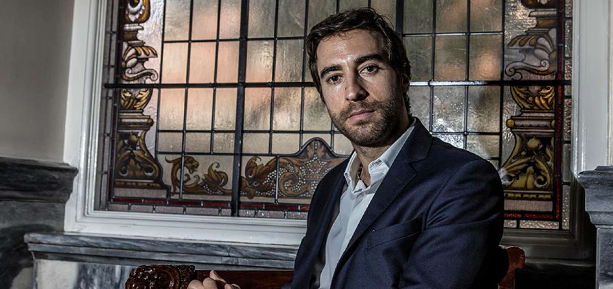 Mathieu Flamini posa en una sesi&oacute;n fotogr&aacute;fica promocional para la empresa GF Biochemicals.  