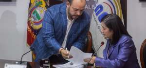 Johana Pes&aacute;ntez, secretaria jur&iacute;dica de la Presidencia, hizo la entrega de los documentos. 