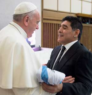 El papa Francisco y Diego Maradona al momento del encuentro en el Vaticano. Foto: AFP