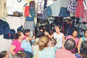 Los locales que comercializan los trajes para los estudiantes orenses permanecen llenos. FOTO: FABRICIO CRUZ 