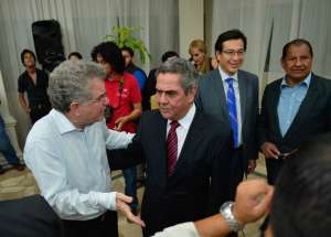 De izquierda a derecha: Ra&uacute;l Pati&ntilde;o, Leonardo Vicu&ntilde;a y F&aacute;nder Falcon&iacute;, durante el lanzamiento del libro en el hotel Ramada de Guayaquil. Foto: William Orellana / El Tel&eacute;grafo
