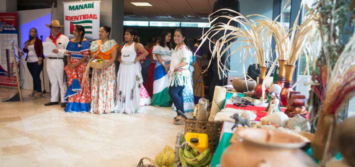 Mediante exposiciones, ni&ntilde;os y j&oacute;venes de Manta mostraron c&oacute;mo es la personalidad del habitante manabita. 