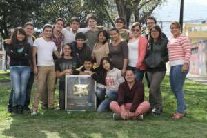 En 2013, EnchufeTV recibi&oacute; el premio Play de oro, por parte de Youtube. Foto: Cortesia de EnchufeTV