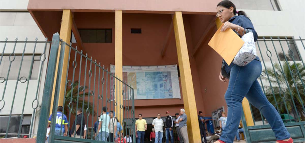 Las puertas de la Universidad de Guayaquil ahora se muestran sin candado y con escasa presencia policial. El Consejo Universitario se reuni&oacute; este jueves 4 de octubre.