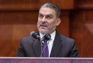 José Serrano seguirá detenido en un centro migratorio de Estados Unidos.