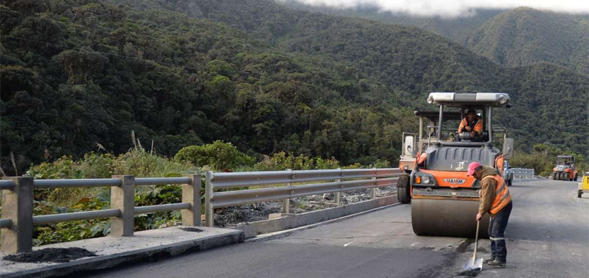 El asfalto cubre gran parte de la v&iacute;a Gualaceo-Lim&oacute;n, que tiene 41 kil&oacute;metros de extensi&oacute;n. Est&aacute; pendiente lo que es se&ntilde;alizaci&oacute;n.