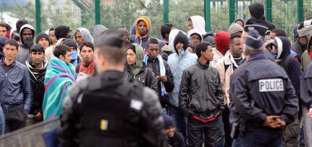 Inmigrantes indocumentados y la polic&iacute;a francesa durante un operativo de desalojo.