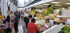 Los comerciantes del mercado 12 de Abril solicitan a las autoridades que funcionen el parqueadero y el ascensor en este sitio.