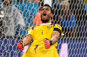 Sergio Romero tap&oacute; 2 de los 4 penales que patearon los jugadores de Holanda. Foto: AFP