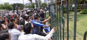 En los exteriores del edificio central de la alma mater se concentraron servidores, docentes y estudiantes que est&aacute;n en contra de la subrogaci&oacute;n de Borja.