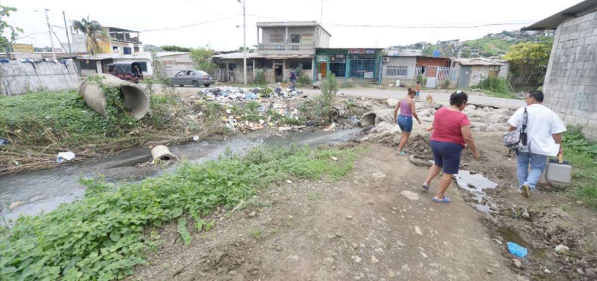 En Nueva Prosperina se carece de alcantarillado y de calles. En la cuneta lanzan todo tipo de desperdicios.