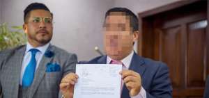 Marco Antonio B. (d),exsubsecretario de Medios Institucionales de la Secretar&iacute;a de Comunicaci&oacute;n (Secom), se entreg&oacute; a la Polic&iacute;a el mi&eacute;rcoles pasado.