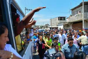 El Primer Mandatario aprovech&oacute; su paso por el Suburbio para compartir con los moradores. Foto: Willaim Orellana / El Tel&eacute;grafo. 