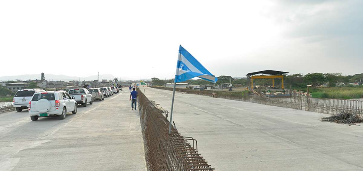 Funcionarios de los municipios de Guayaquil y Samborond&oacute;n recorrieron la obra el martes pasado.