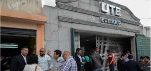 Protestas en las afueras de la UTE por despido de 308 empleados. 