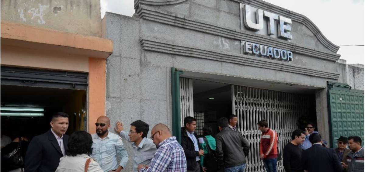 Protestas en las afueras de la UTE por despido de 308 empleados. 