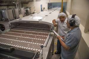En la f&aacute;brica se ha instalado maquinaria de punta que permite producir 500 kilogramos de chocolate por hora. Foto: Fernando Sandoval