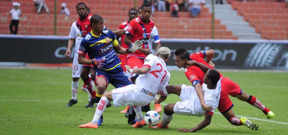 El cotejo fue de ida y vuelta en el estadio de Ponciano. Al final del partido hubo incidentes entre los jugadores.