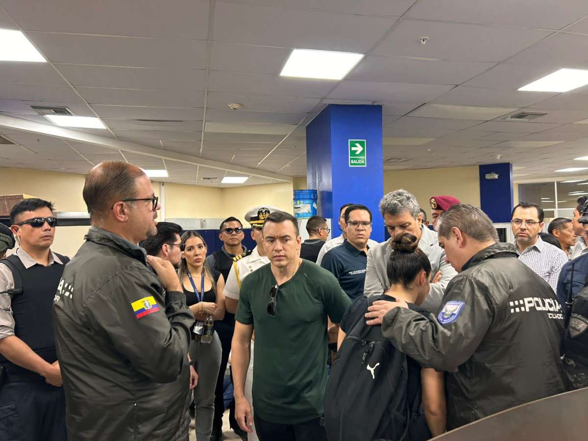 El presidente Daniel Noboa y el ministro del Interior, John Reimberg, participan de los allanamientos a oficinas de CNEL.