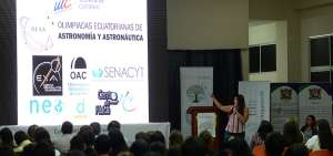 a astr&oacute;noma Marcela Morillo explica a estudiantes de bachillerato la importancia de la ciencia. La charla se denomin&oacute; &ldquo;La Ciencia con Boca&rdquo;.
