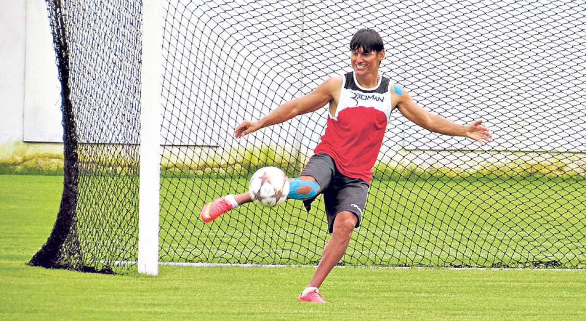 John Garc&iacute;a, de 39 a&ntilde;os, fue fundamental para que Fuerza Amarilla logre el ascenso a la serie A. El volante machale&ntilde;o ha militado en ocho clubes. Foto: Cortes&iacute;a