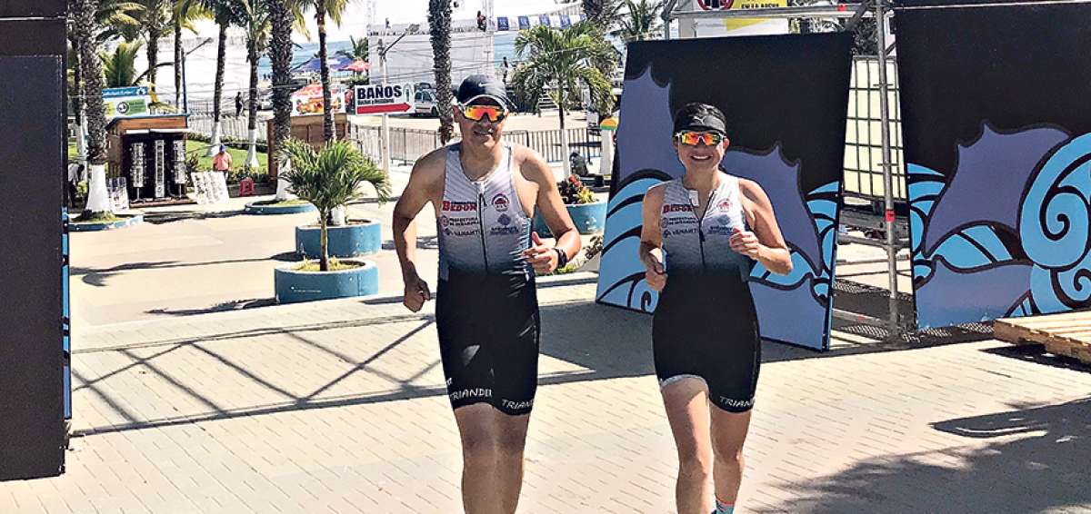 Roberto Montesdeoca (izq.) y Ver&oacute;nica Benavides (der.) llegaron ayer a Manta desde Ibarra y recorrieron la playa El Muri&eacute;lago y el malec&oacute;n.