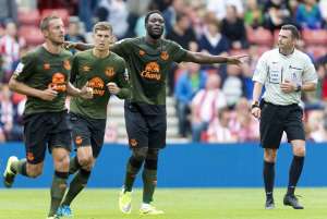 Lukaku (c) abre sus brazos para convertir el segundo gol al Southampton. Foto: AFP