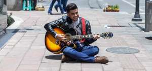 El cantautor To&ntilde;o Navarrete en su visita en la capital. Sus canciones ya suenan en Per&uacute;, Panam&aacute; y Venezuela por las plataformas.digitales.