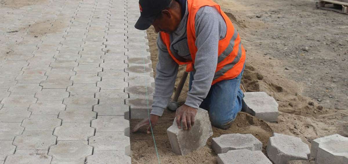 Adem&aacute;s del adecentamiento de las calles, los trabajos incluyen alcantarillado sanitario y pluvial, as&iacute; como tres parques zonales.