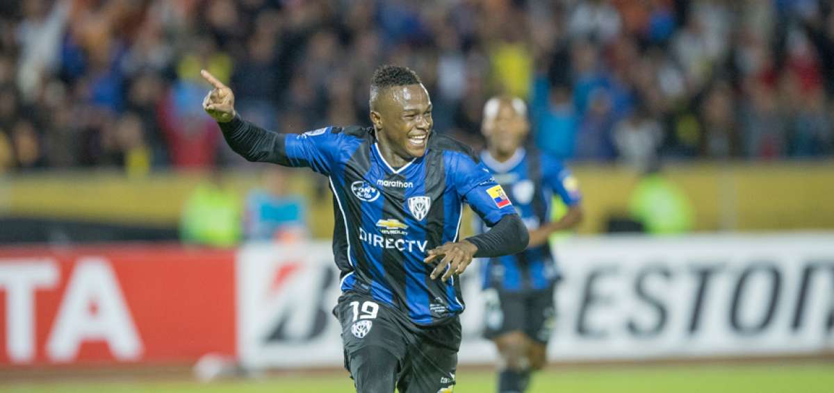 El delantero Jos&eacute; Angulo celebra uno de sus goles en la Copa Libertadores de Am&eacute;rica del a&ntilde;o pasado.   