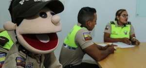 Paquito acompa&ntilde;&oacute; a los polic&iacute;as que visitaron EL TEL&Eacute;GRAFO para exponer su trabajo en sectores conflictivos. 