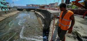 Las constantes descargas de aguas servidas hacia los cauces de tres r&iacute;os complican la situaci&oacute;n sanitaria en los barrios bajos de la ciudad puerto.
