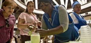 Los asistentes quedaron maravillados con la nueva forma de presentar al tradicional arroz con leche que fue servido en copa de vidrio con dos tipos de leche y adornado con plantas naturales.  