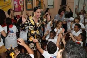 Katy Perry visit&oacute; sede de compa&ntilde;&iacute;a infantil cubana La Colmenita