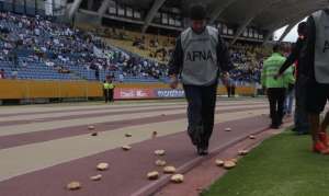 Chullas pedir&aacute;n sanci&oacute;n en la FEF para hinchas que lanzaron panes en el Atahualpa