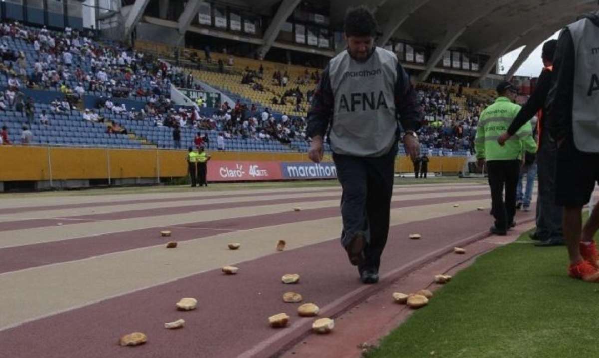 Chullas pedir&aacute;n sanci&oacute;n en la FEF para hinchas que lanzaron panes en el Atahualpa