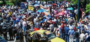 Cientos de taxistas informales esperaron la resoluci&oacute;n del Concejo sobre el tema afuera del Municipio este jueves.