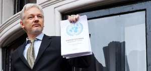 Julian Assange durante una aparici&oacute;n ante la prensa, en febrero de 2016, en la embajada de Ecuador en Londres.